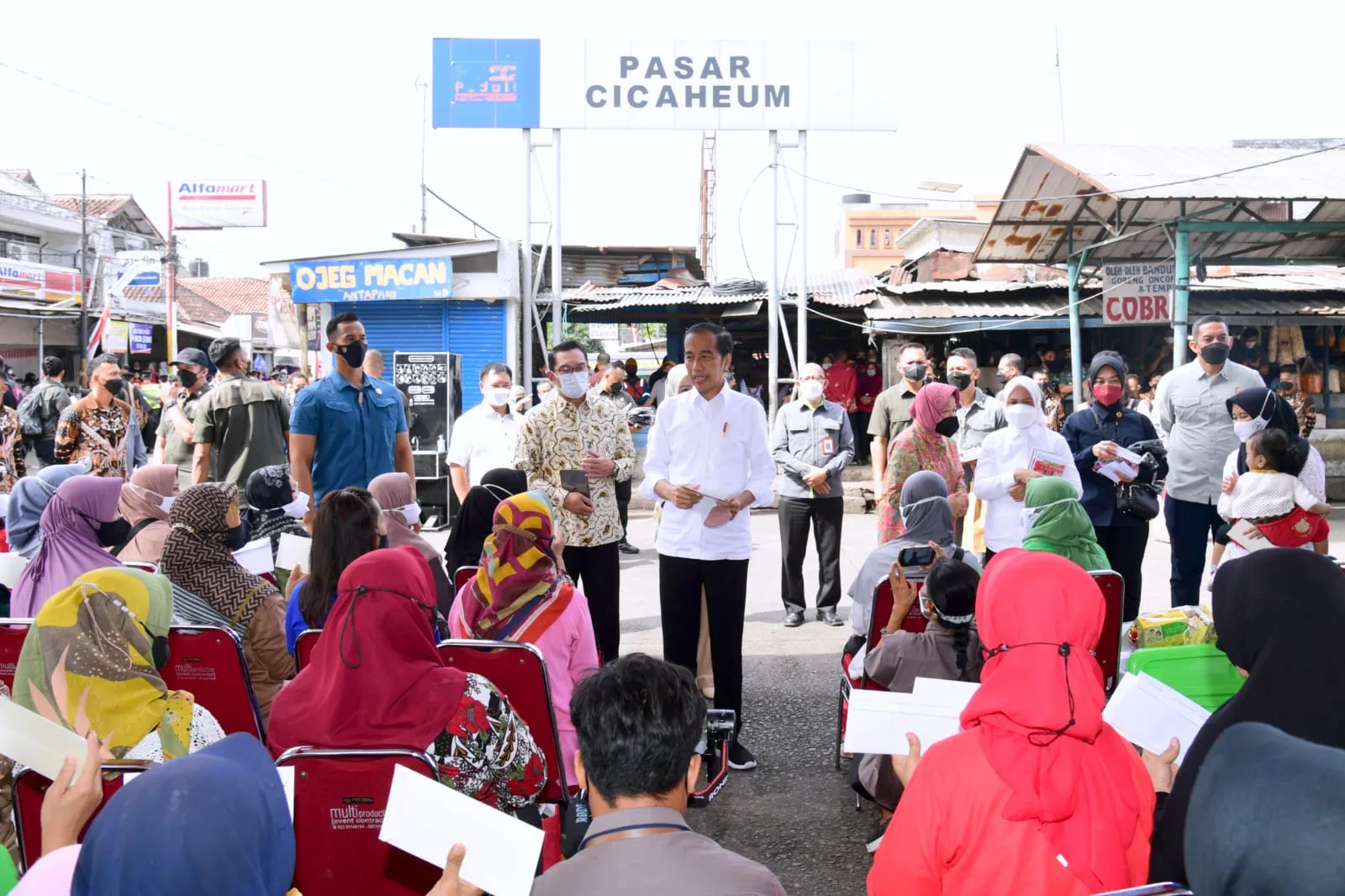 Kunjungan Ke Bandung, Presiden Jokowi Bagikan Bantuan Sosial di Pasar Cicaheum I PojokPublik