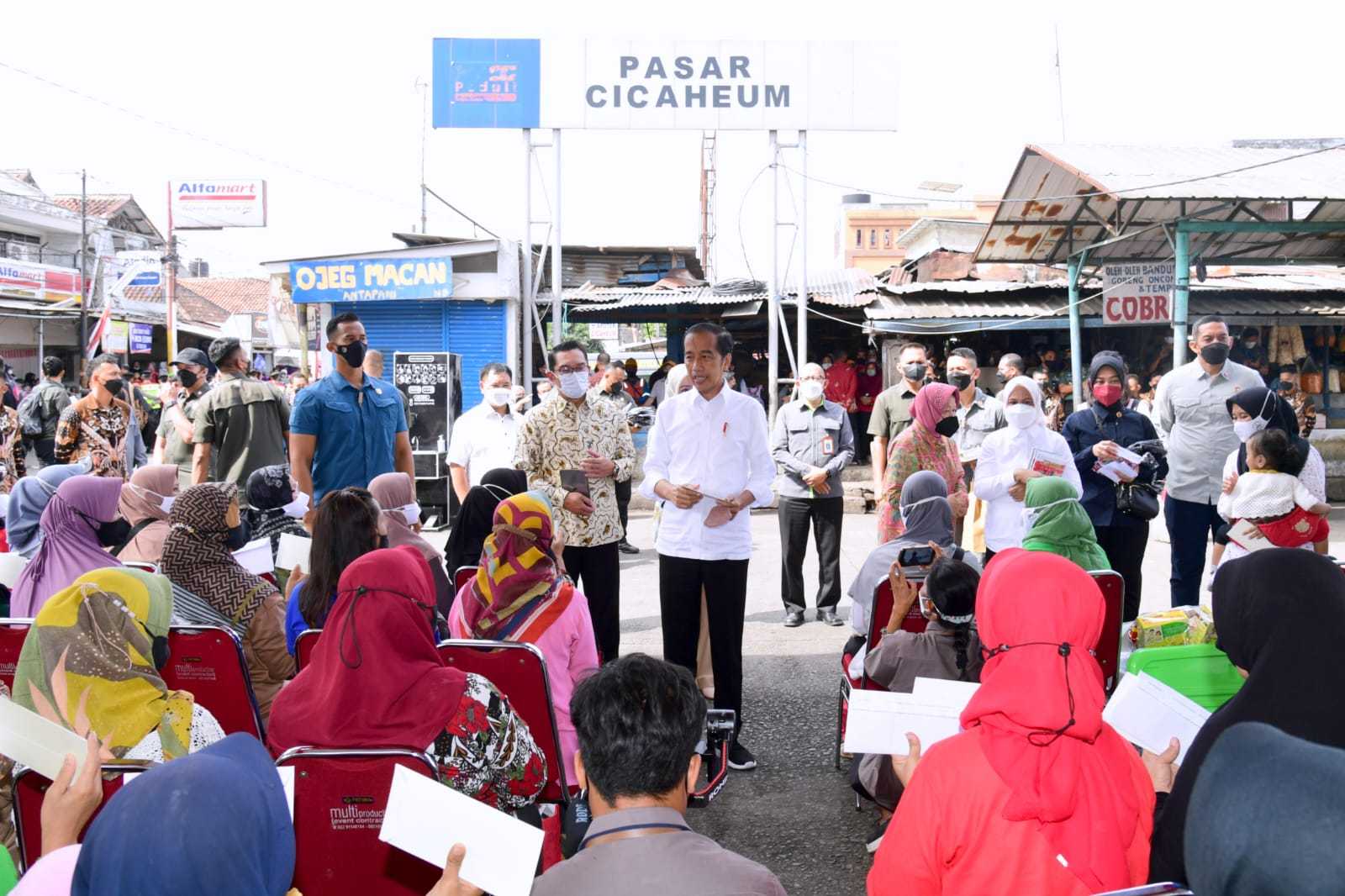 Kunjungan Ke Bandung, Presiden Jokowi Bagikan Bantuan Sosial di Pasar Cicaheum 1 Kunjungan Ke Bandung, Presiden Jokowi Bagikan Bantuan Sosial di Pasar Cicaheum I PojokPublik