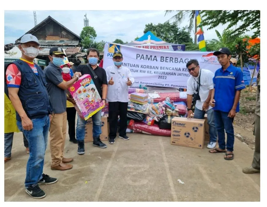 PAMA BANTU WARGA KORBAN KEBAKARAN DI RW 02 KELURAHAN JATINEGARA I PojokPublik