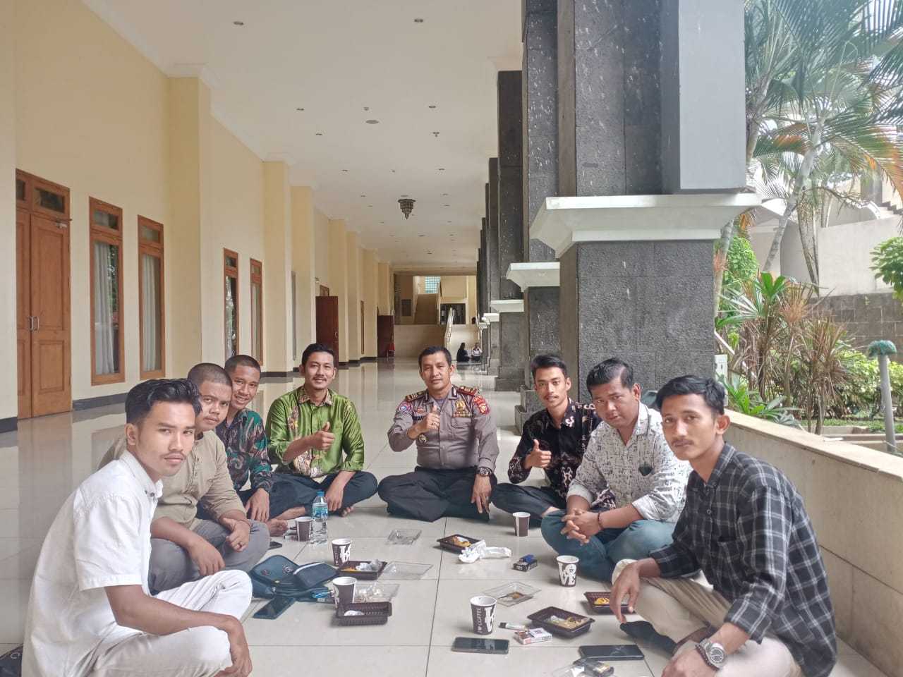 Sikapi Kebijakan Pengalihan Subsidi BBM Kasat Binmas Jalin Kedekatan Dengan Para Mahasiswa I PojokPublik