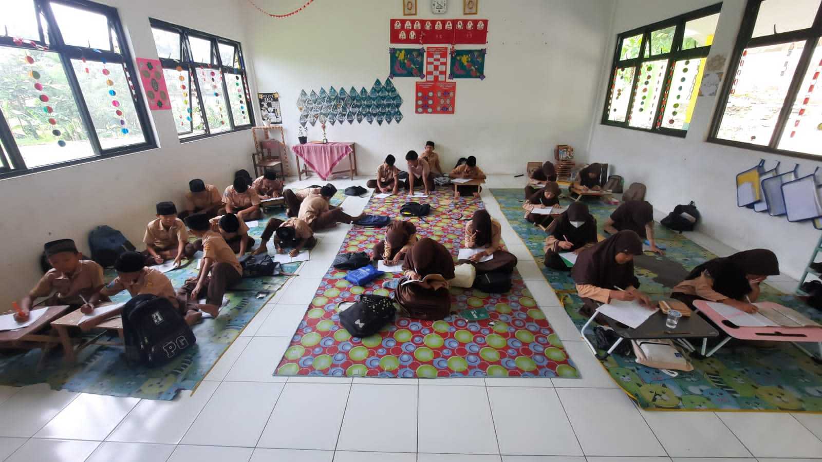 Setahun Lebih Puluhan Siswa MIN 2 Serang Belajar di Lantai I PojokPublik