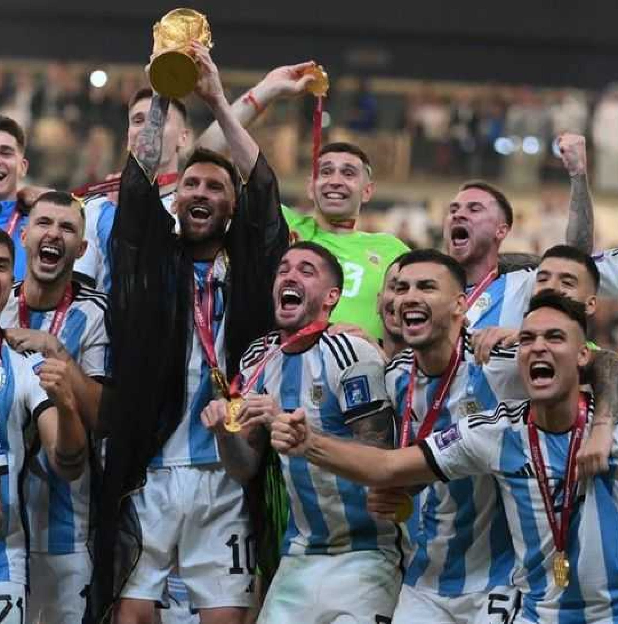 Argentina Juara! Messi Terlihat Mengenakan Jubah “Bisht” Saat Angkat Trofi Piala Dunia Qatar 2022