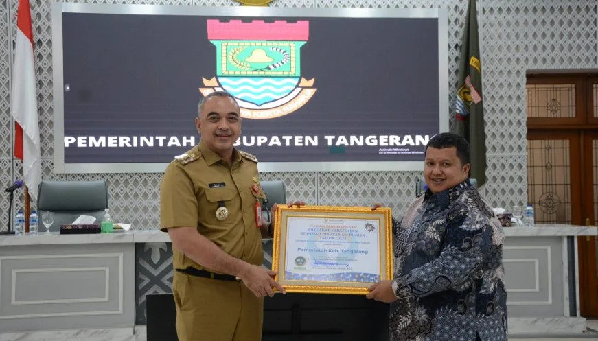 Bupati Zaki Terima Penghargaan dari Ombudsman RI I PojokPublik