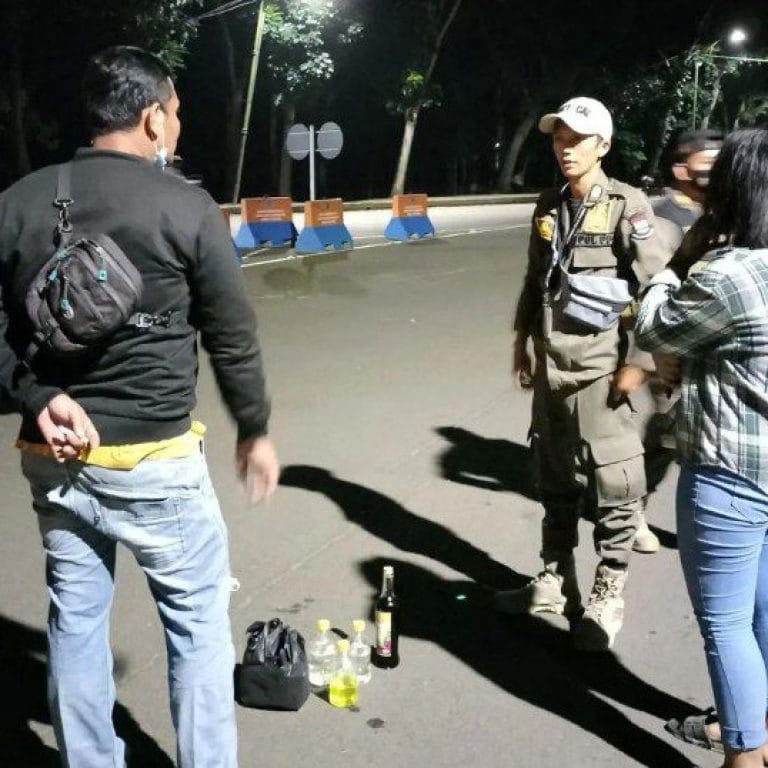 Sterilisasi Area, Satpol PP Amankan Muda-mudi yang mengkonsumi Minuman Keras