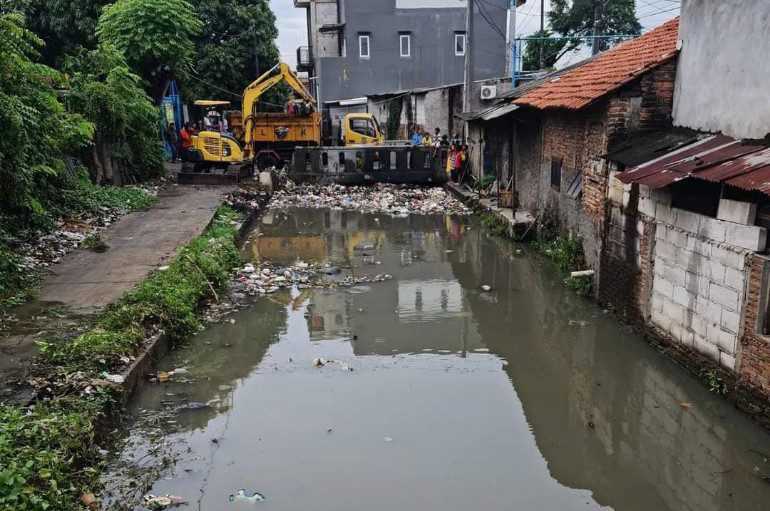 Sejak Jabat Kades Kampung Melayu Barat, Subur Maryono Hingga Kini Gencar Kampanyekan Kampung Bersih I PojokPublik