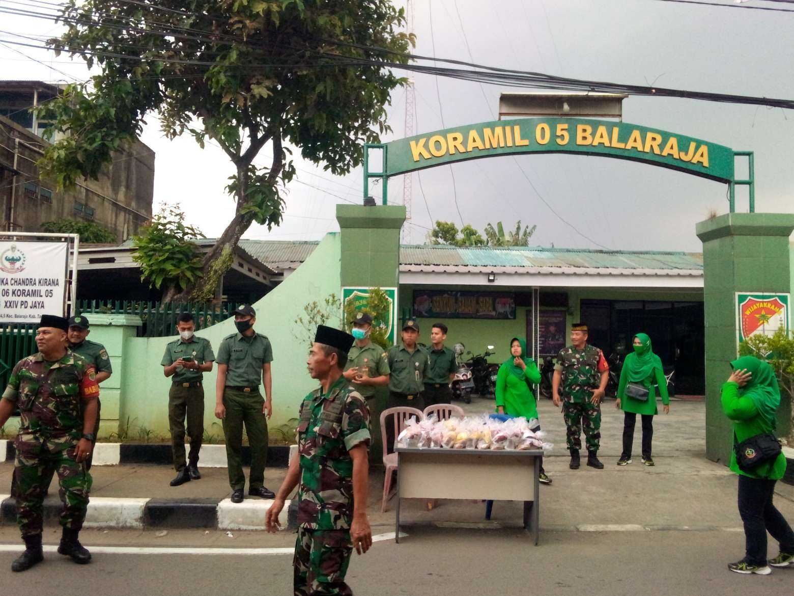 Koramil 05 Balaraja Kodim 0510 Tigaraksa Bersama ibu Persit Berbagi Takjil di Bulan Suci. I PojokPublik