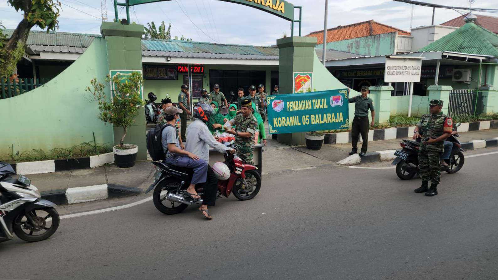 Jum'at Berkah Berbagi Takjil Koramil 05/Balaraja, Kodim 0510/Tigaraksa I PojokPublik
