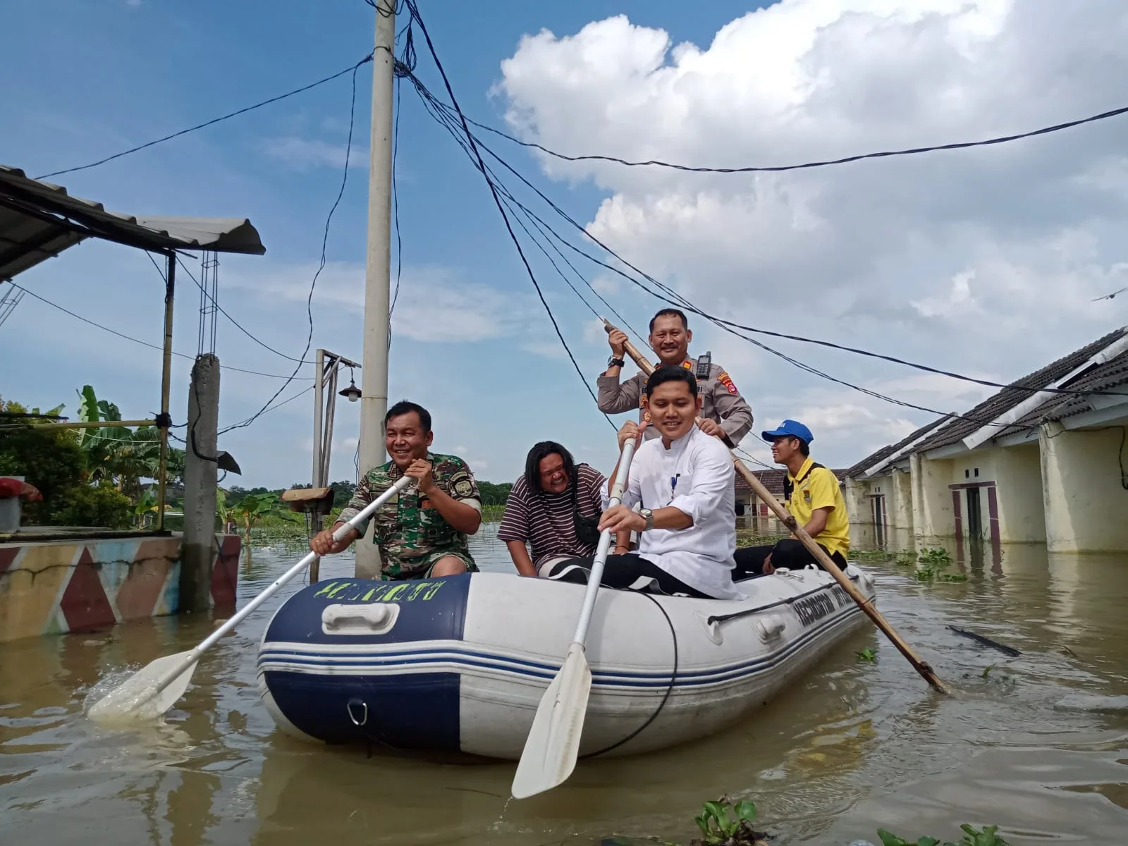 Forkompimcam Jayanti Tinjau dan Serahkan Bantuan Kepada Warga Korban Banjir I PojokPublik