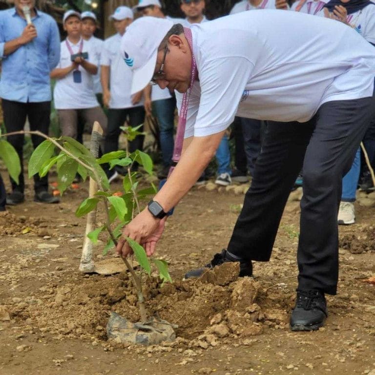 Peringati Hari Air Sedunia, Perumdam TKR Lakukan Aksi Bersih-Bersih dan Tanam Pohon di Sungai Cisadane