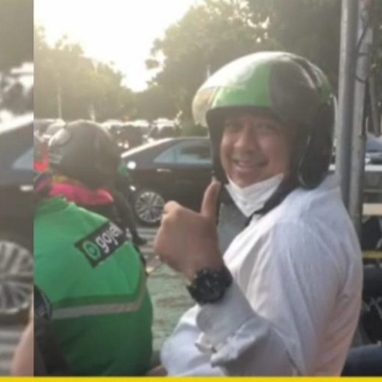 Bang Zaki Rela Naik Ojol Demi Temui Warga Jakbar