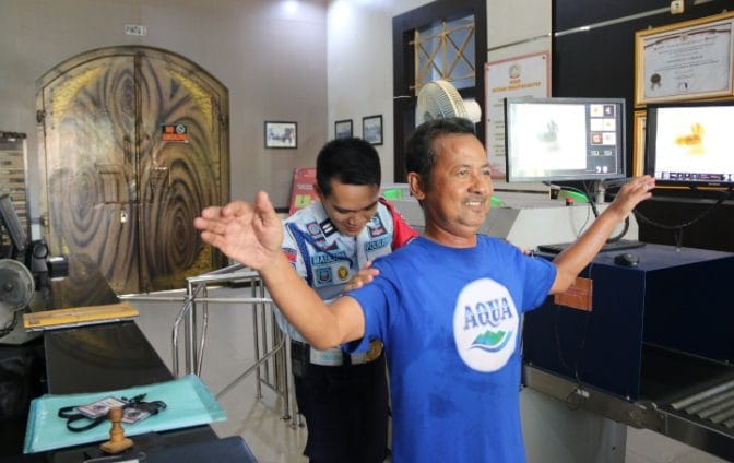 Lapas Cirebon Periksa Ketat Kendaraan Masuk ke Dalam, Begini Pentingnya I PojokPublik