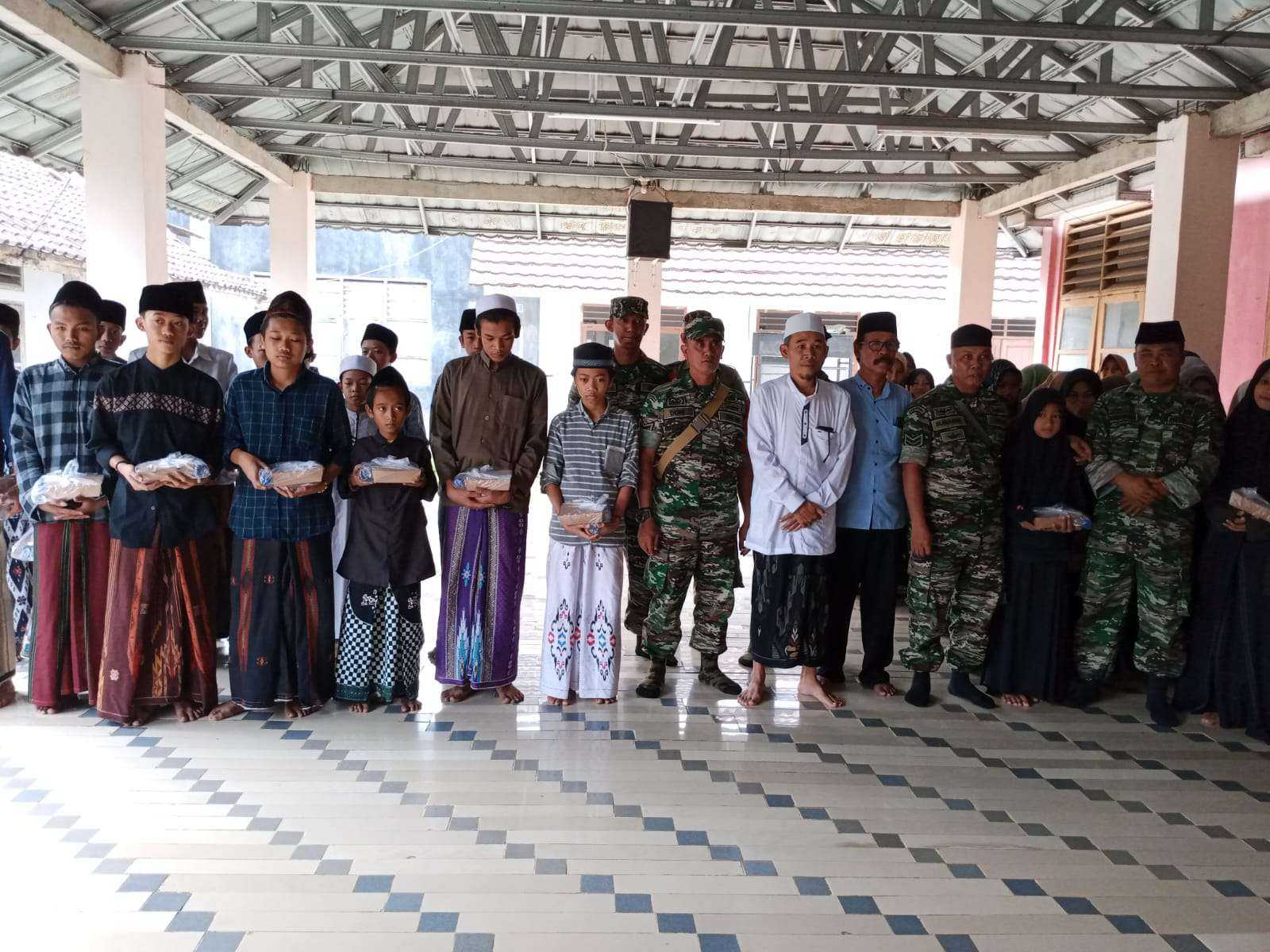 Jum'at Berkah Peduli Santri, Danramil Balaraja Berikan Nasi Kotak di Pondok Pesantren AR-Ruslan I PojokPublik