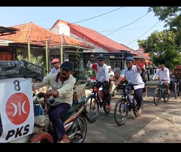 Diantar Dengan Menggunakan Becak Dan Sepeda, PKS Datangi KPU Majalengka I PojokPublik