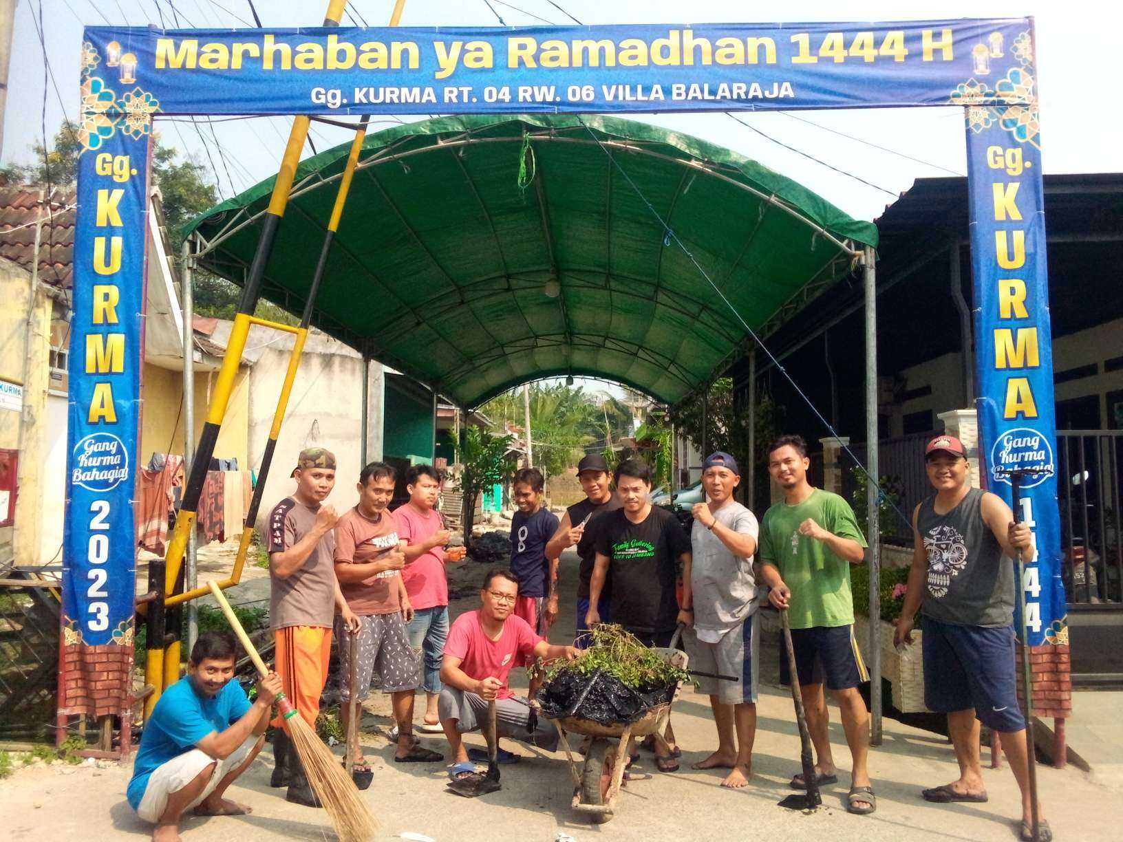 Edi Sunarto Kerja Bakti Bersama Warga Pastikan Menjaga Kebersihan Lingkungan I PojokPublik
