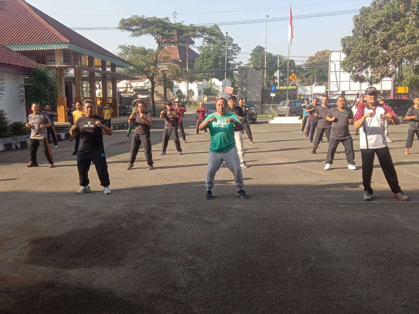Jaga Kekompakan, Danramil 05 Balaraja Tiga Pilar Apel Bersamadan dan Olahraga Bersama I PojokPublik