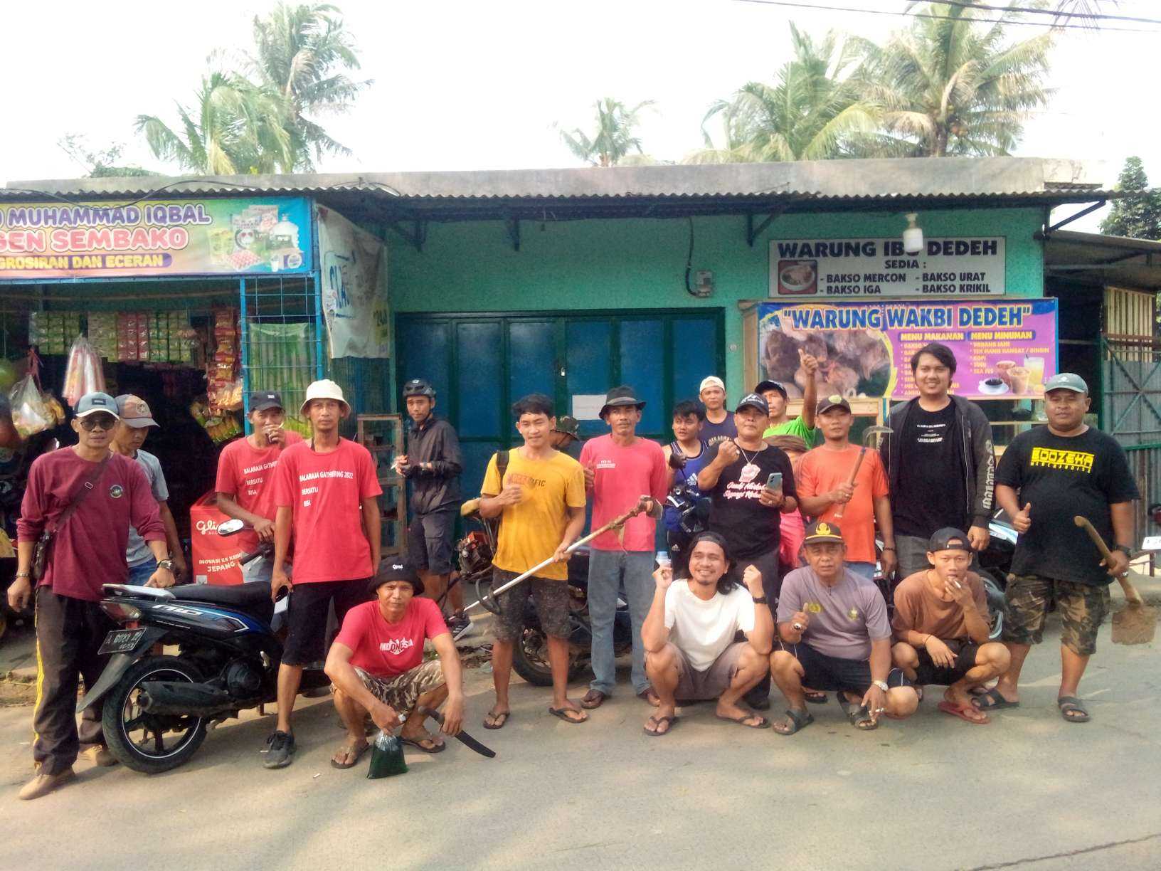 Ade Mahdiar Peduli Lingkungan Bersih, Melaksanakan Kegiatan Gotong Royong Bersama Warga. I PojokPublik