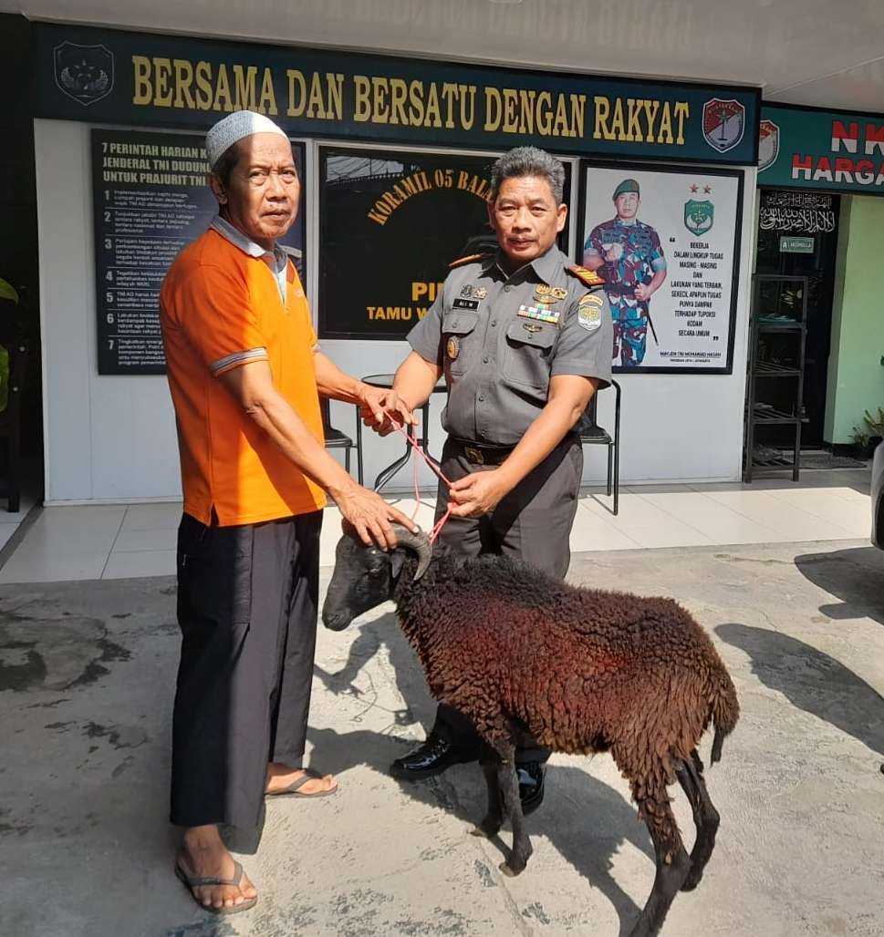 Danramil 05 Balaraja Menyerahkan Hewan Qurban Kepada Panitia dan Bagikan Daging Qurban ke Masyarakat I PojokPublik