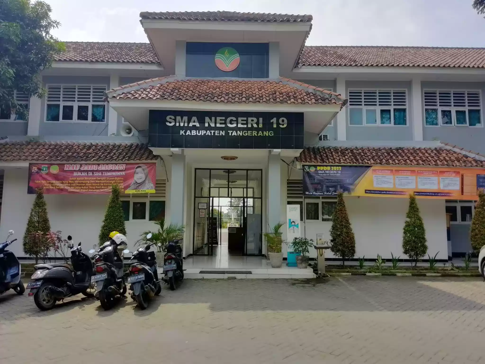 Viral Anak Yatim Gagal Masuk ke SMA Negeri 19 I PojokPublik