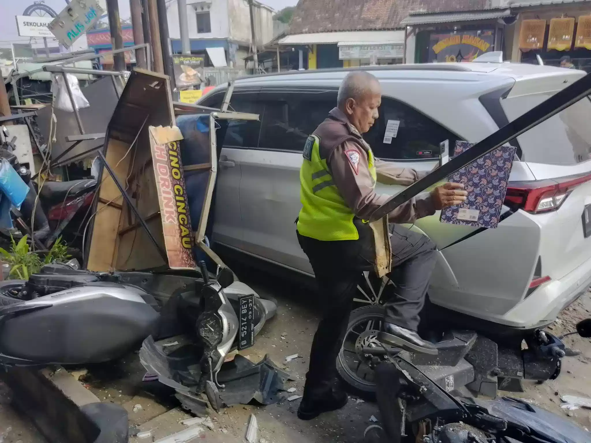 Di Balaraja Supir Mobil Toyota Veloz Mengantuk, Seruduk Dua Kendaraan Sepeda Motor Sedang Parkir I PojokPublik