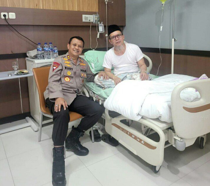 Kapolda Banten Jenguk Ketua MUI di Rumah Sakit I PojokPublik