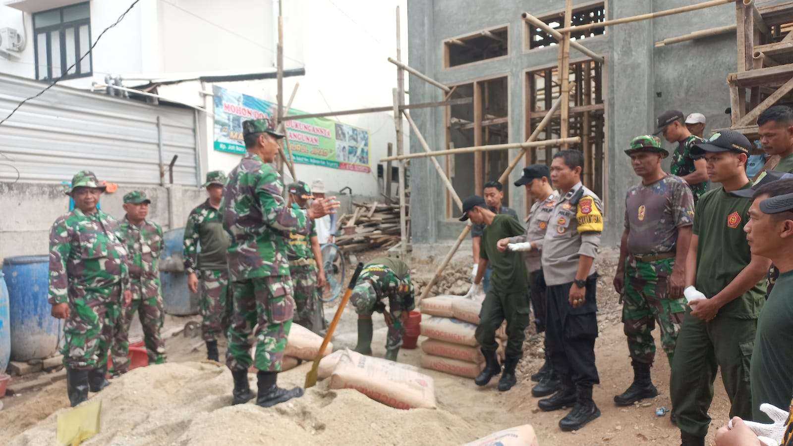 JAWARA Balaraja ( Jalinan Warga dan Tentara ) Melaksanakan Kegiatan Pengecoran Masjid Jamie Nurul Jihad I PojokPublik