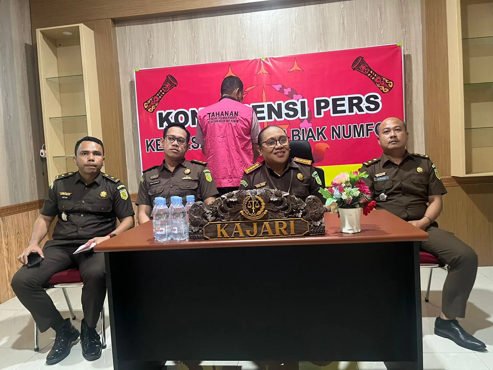 Penyerahan Tersangka dan Barang Bukti Kasus Tipikor Kegiatan Perjalanan Dinas Setda DPRD Biak Numfor