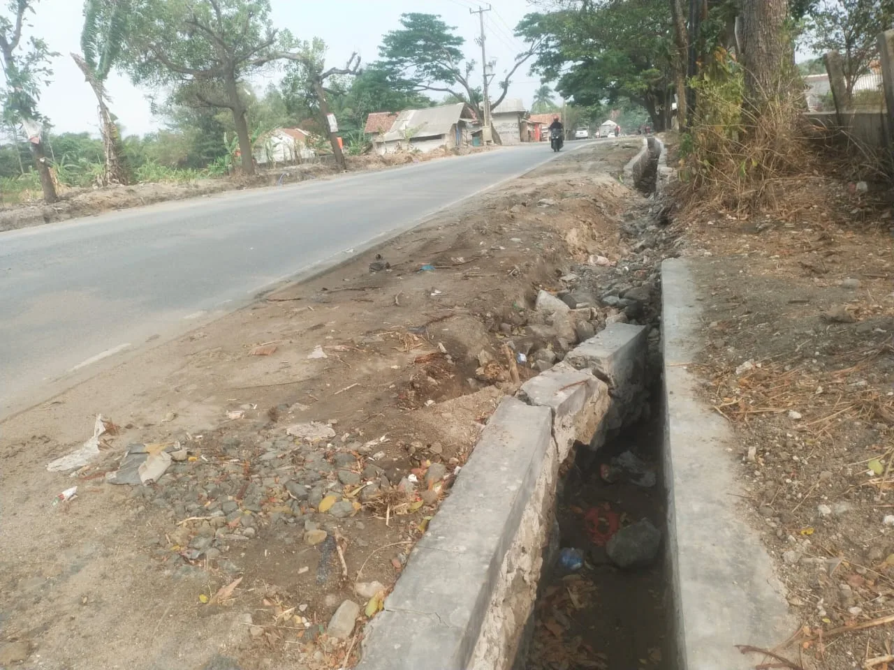 Proyek Drainase Tanpa Papan Nama Hancur Akibat Mobil Galian Tanah Merah di Lebak I PojokPublik