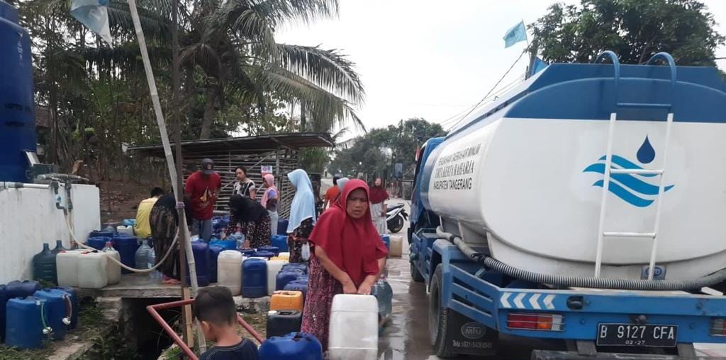 Perumdam TKR Distribusikan Bantuan 3 Juta Liter Air Bersih, Warga: Alhamdulillah Sangat Berarti Bagi Kami I PojokPublik