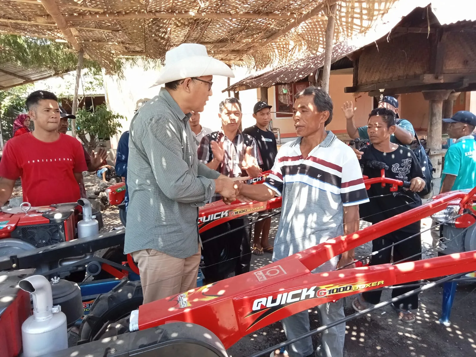 Dukung Petani Milenial Dan Petani Lahan Kering, Haji Raden Nuna Abriadi Bagikan Traktor I PojokPublik