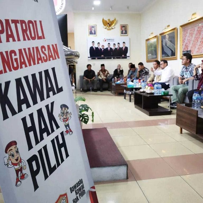 Kunjungi Bawaslu, Pj Gubernur Banten Al Muktabar Pastikan Stabilitas Daerah Terjaga 7 Kunjungi Bawaslu, Pj Gubernur Banten Al Muktabar Pastikan Stabilitas Daerah Terjaga