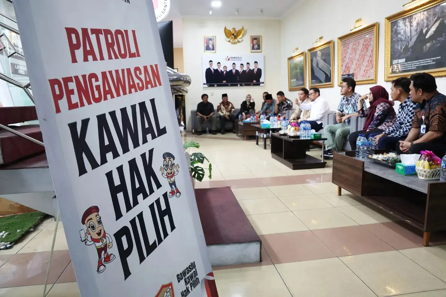 Kunjungi Bawaslu, Pj Gubernur Banten Al Muktabar Pastikan Stabilitas Daerah Terjaga I PojokPublik