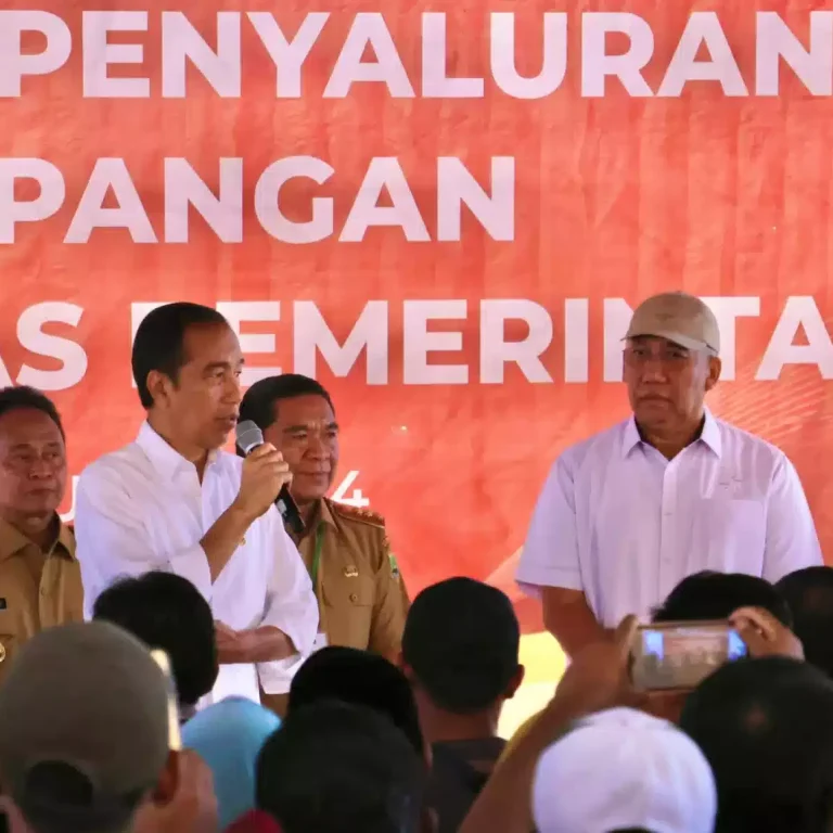 Presiden Salurkan Bantuan Beras Bulog di Serang