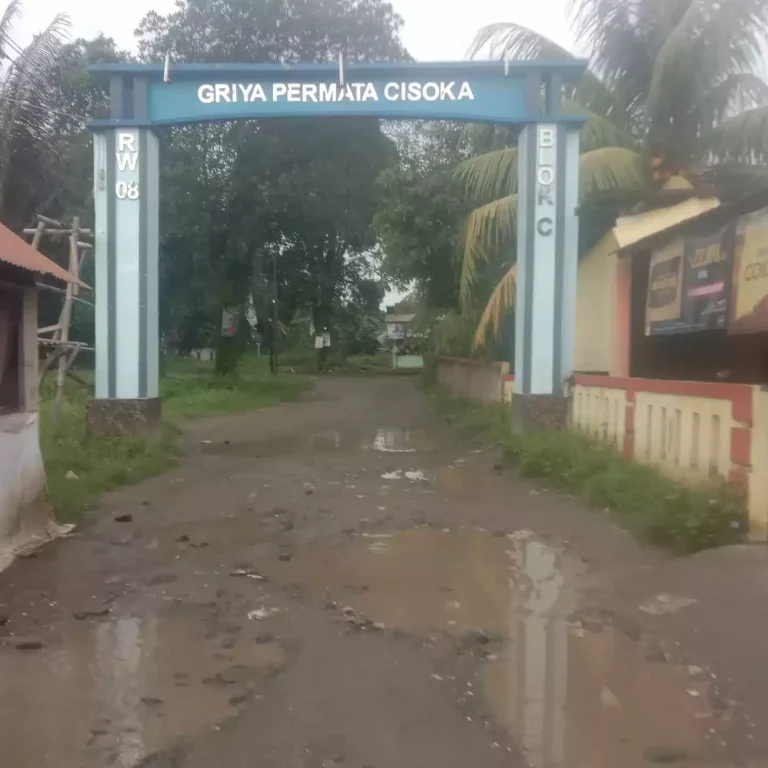 Jalan Perumahan Griya Permata Cisoka Rusak Parah Banyak Menelan Korban