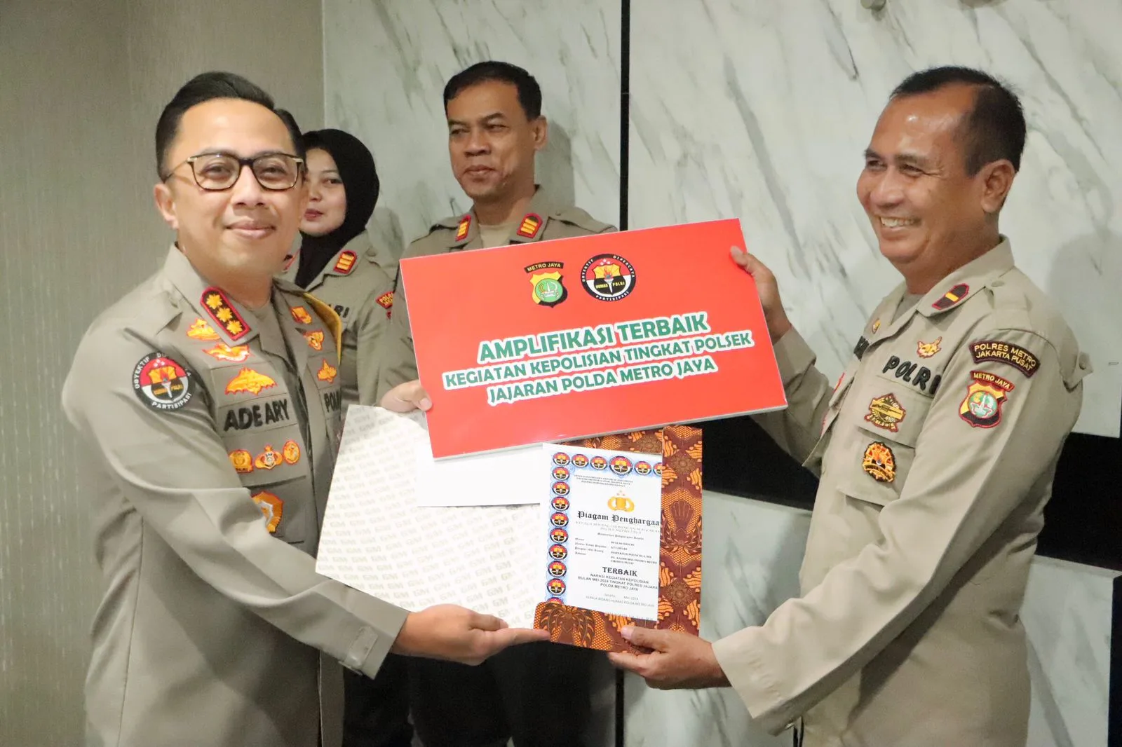 Tingkatkan Citra Positif Polri: Kabid Humas Polda Metro Jaya Berikan Penghargaan.