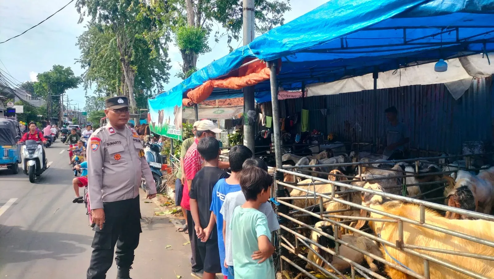 Jelang Idul Adha, Bhabinkamtibmas Johar Baru Beri Himbauan kepada Pedagang Hewan Qurban 