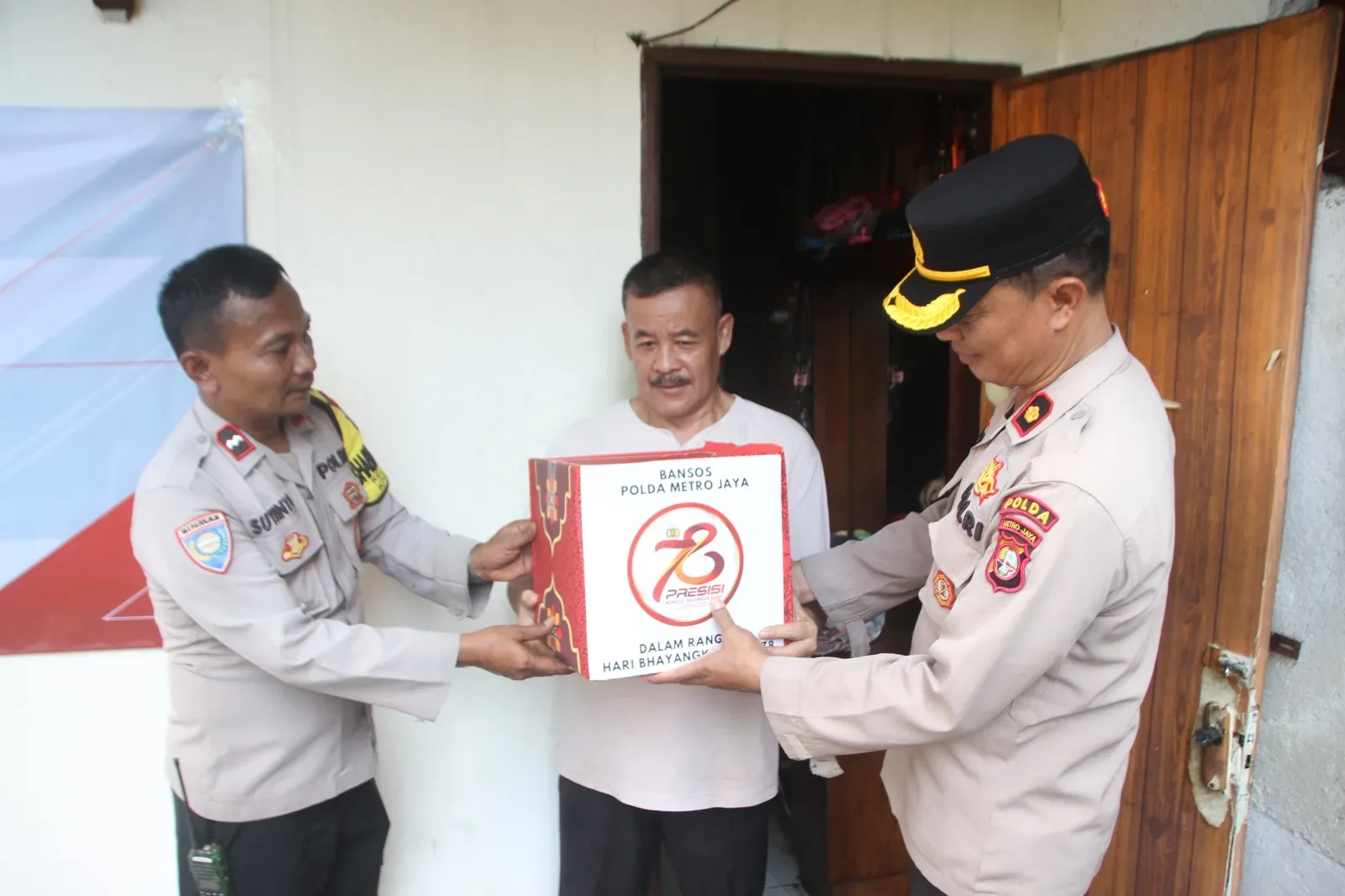 Hari Jadi Bhayangkara, Polsek Metro Gambir Salurkan Bantuan Sosial