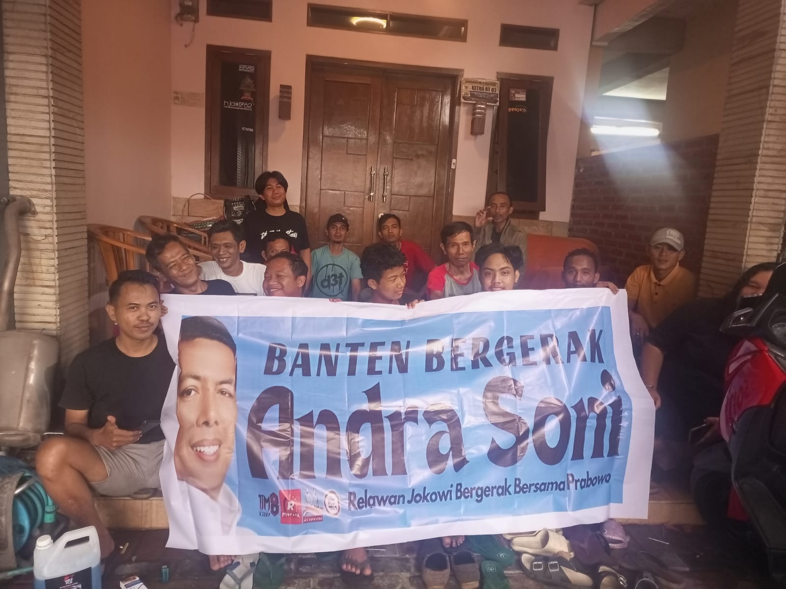 Tak Henti, Relawan Kelurahan Benggal Kecamatan Serang Deklarasikan Andra Soni di Tempat Pemilih Airin