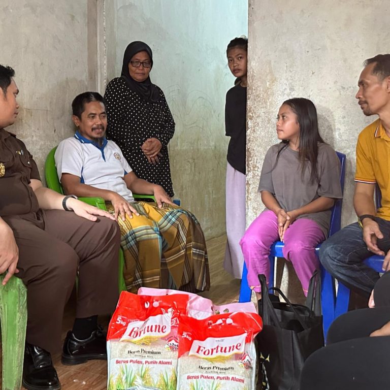 Pasca Video Viral Harga Baju Sekolah Mahal, Kejari Tolitoli Berikan Bantuan di HBA Ke-64 8 Pasca Video Viral Harga Baju Sekolah Mahal, Kejari Tolitoli Berikan Bantuan di HBA Ke-64