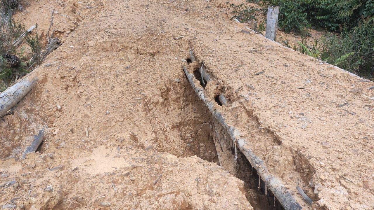 Mencekam, Warga Desak Pemkab Barito Utara Segera Perbaiki Jalan Rusak yang Dibangun Perusda I PojokPublik
