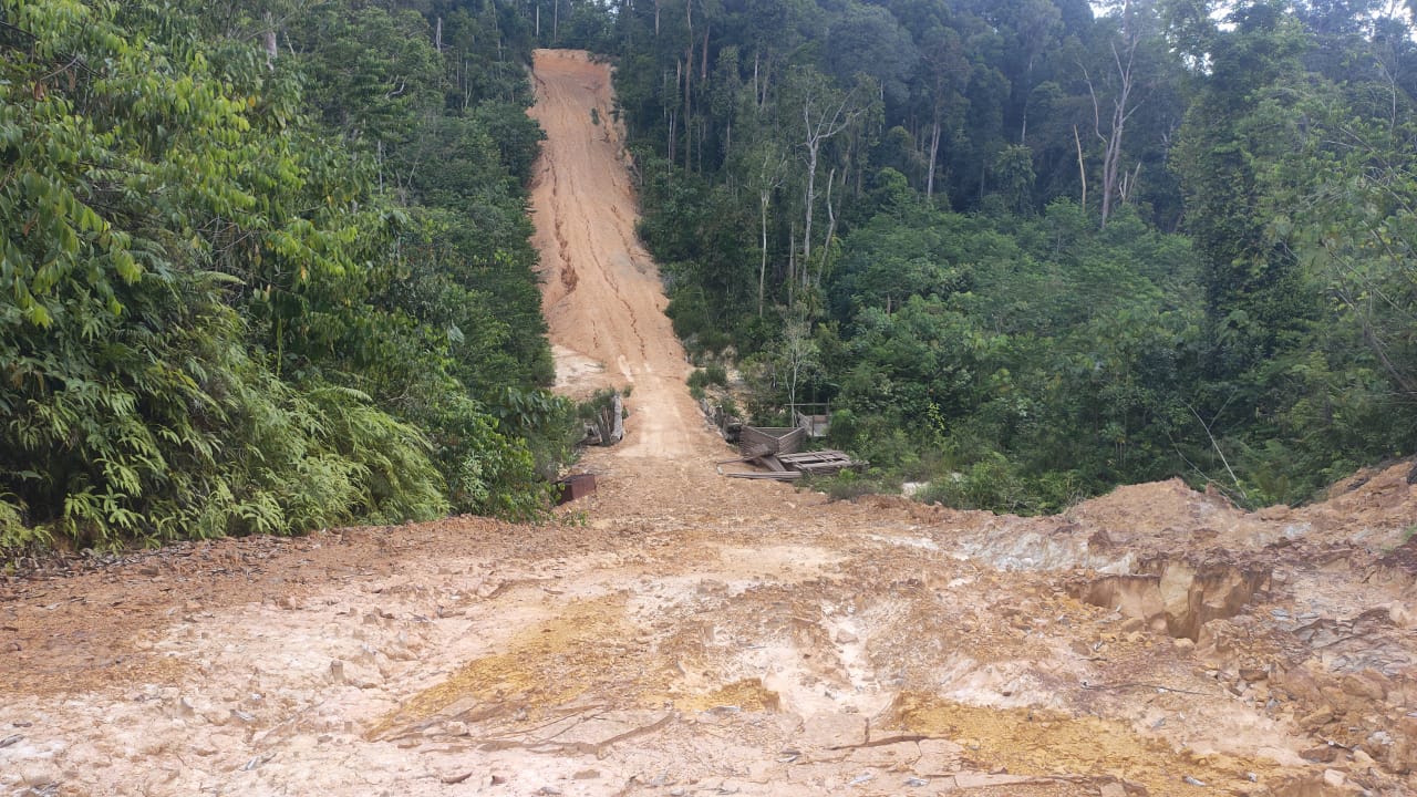 Warga 7 Desa di Lahei Kecewa, Jalan Hibah Dibiarkan Rusak dan Dijadikan Jalur Pipa Kondensat I PojokPublik