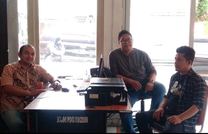 Terima Bantuan Beras CBP Warga Sindangkarya Menes Ucapkan Terimakasih I PojokPublik