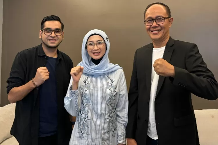 Artis Cantik Desy Ratnasari, Terima Pasangn Bacalon Wali Kota Sukabumi Ayep Zaki – Bobby Maulana I PojokPublik