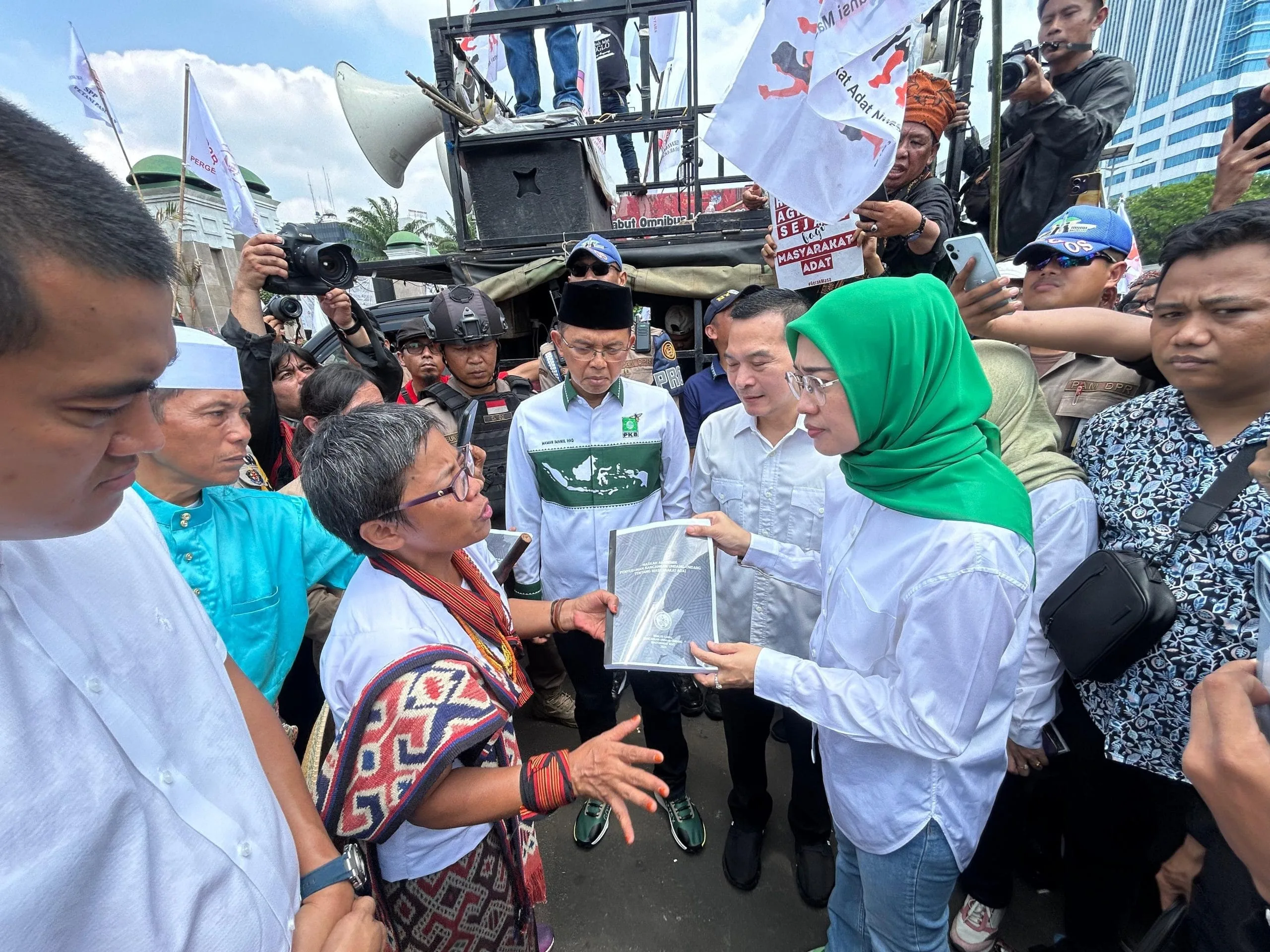 Anggota DPR RI Temui Demonstran Desak Pengesahan RUU Masyarakat Adat I PojokPublik