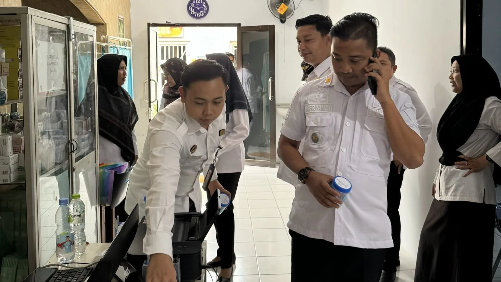 Ciptakan Lingkungan Kerja Yang Sehat dan Bersih Dari Narkoba, Ssluruh Pegawai dan Warga Binaan Rutan Kelas IIB Pandeglang Lakukan Tes Urin I PojokPublik