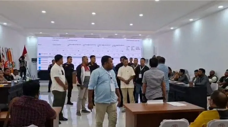 Ricuh, Tiga Saksi Paslon Gubernur Halmahera Utara Tolak Pleno KPU 1 Ricuh, Tiga Saksi Paslon Gubernur Halmahera Utara Tolak Pleno KPU I PojokPublik