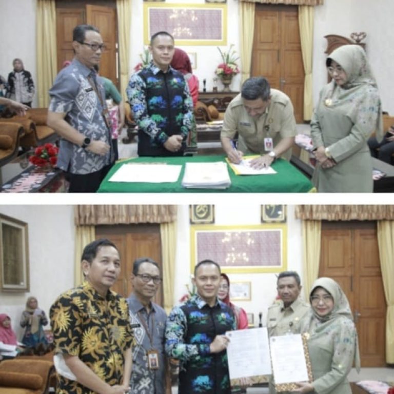 Tingkatkan Tatakelola Aset Daerah Bupati Dewi Terima 48 Sertifikat BMD 10 Tingkatkan Tatakelola Aset Daerah Bupati Dewi Terima 48 Sertifikat BMD