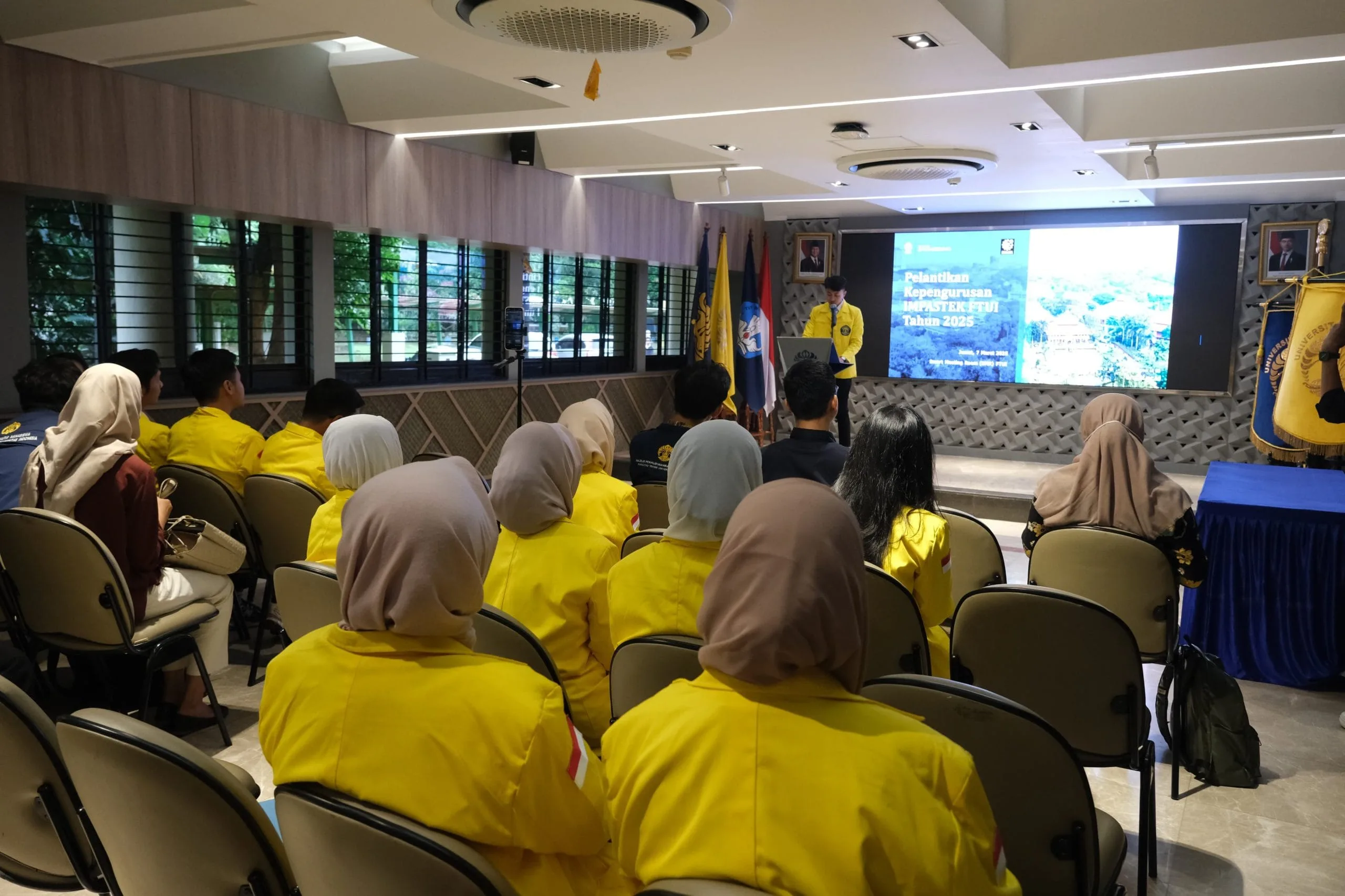 Pelantikan Addin Ketua Umum Kepengurusan IMPASTEK UI 2025: "Saya bukanlah Anak dari Konglomerat  Pojokpublik.id Depok, 7 Maret 2025 – Pelantikan kepengurusan Ikatan Mahasiswa Pascasarjana Teknik (IMPASTEK) Universitas Indonesia (UI) 2025 berlangsung dengan penuh semangat di Smart Meeting Room (SMR), Gedung Dekanat Lantai 1 FTUI. Acara ini menandai awal perjalanan kepemimpinan baru yang akan membawa IMPASTEK UI ke arah yang lebih inovatif dan berdampak. Ketua IMPASTEK UI 2025 yang baru dilantik, Addin, merupakan sosok yang mencetak sejarah dalam organisasi ini. Ia adalah putra daerah pertama dari Kabupaten Bojonegoro, Jawa Timur, serta alumni mahasiswa Kampus Swasta Universitas Muhammadiyah Malang yang pertama yang memimpin IMPASTEK UI. Prestasinya tidak hanya terbatas dalam akademik, tetapi juga dalam kepemimpinan dan non akademik. Sebelum menempuh studi di UI, ia pernah meraih Gelar Mahasiswa Berprestasi Fakultas Teknik di Universitas Muhammadiyah Malang, Sering berprestasi dibidang Olahraga dan Seni. Aktif diorganisasi kepemudaan, Pecinta Lingkungan, keolahragaan dan Sosial kemanusiaan seperti, Kader HMI Komisariat Teknik Universitas Muhammadiyah Malang ( LK 2 Korkom UNJ Cabang Jakarta Raya), Ketua Ranting Kota Letting 2014 Pencak Silat PSHT Bojonegoro, Ketua Himpunan Mahasiswa Mesin UMM 18/19, Founder Relawan Turun Tangan Bojonegoro 2020 Dalam sambutannya, Addin menyampaikan pesan inspiratif yang menggugah semangat. Dengan latar belakang sederhana, ia menegaskan bahwa kepemimpinan bukan tentang siapa yang berasal dari keluarga terpandang atau universitas ternama, tetapi tentang siapa yang mau mengusahakan dan bekerja keras. Asal mau berproses, asal mau belajar, apapapun medan jalannya insyallah lancar "Saya bukanlah anak dari konglomerat mentereng. Saya anak dari seorang ayah yang bekerja sebagai PNS dan aktif di Muhammadiyah, serta ibu yang dulunya di BKKBN dan kini bekerja di bagian keuangan Pemkab. Saya bukan berasal dari kota metropolitan yang serba ada, saya berasal dari Kabupaten Bojonegoro yang apa adanya, tapi luar biasa. Saya juga bukan lulusan peringkat 10 kampus terbaik di Indonesia, saya berasal dari kampus swasta yang terkadang dipandang sebelah mata. Namun, hari ini saya berdiri di sini yang awalnya dirangkul dan diajak oleh pak romadhani untuk membuktikan bahwa siapapun berhak untuk maju, berkembang, dan meraih kesempatan. Bersama Kampus tercinta Universitas Indonesia," ungkapnya dengan penuh keyakinan. Namun, dengan keyakinan dan dukungan banyak pihak, ia kini berdiri di Universitas Indonesia, sebuah institusi pendidikan ternama, membuktikan bahwa setiap orang berhak maju dan berkembang. Ia menegaskan bahwa perjalanan menuju posisi ini bukanlah hal yang mudah, tetapi keberanian untuk menerima tantangan dan keinginan untuk terus belajar membuatnya mampu melangkah sejauh ini. Dengan mengusung semangat "Sua kan Rasa, Suar kan Asa" serta tagline #UnggulBerdampak, Addin berkomitmen menjadikan IMPASTEK UI lebih dari sekadar tempat berkumpul. IMPASTEK UI akan menjadi ruang untuk bertumbuh, berkolaborasi, dan memberikan dampak nyata bagi mahasiswa serta lingkungan sekitar. Acara pelantikan dihadiri oleh Wakil Dekan Bidang Pendidikan, Penelitian, dan Kemahasiswaan FTUI, Prof. Dr. Ir. Yanuar, M.Eng., M.Sc., Manajer Kemahasiswaan dan Alumni FTUI, Dr.rer.pol. Ir. Romadhani Ardi, S.T., M.T., serta Ketua ILUNI FTUI, Bapak Farrizky Astrawinata. Selain prosesi pelantikan, acara juga diisi dengan sesi sharing tentang Leadership oleh Manajer Kemahasiswaan dan Alumni FTUI, sebelum ditutup dengan kebersamaan dalam buka puasa bersama. Kepemimpinan baru ini diharapkan membawa IMPASTEK UI ke arah yang lebih inklusif dan berdampak, membuktikan bahwa latar belakang bukanlah batasan untuk meraih kesuksesan.