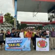 Gerak 08 Sumatera Utara Berbagi Takjil Bersama Masyarakat Pojokpublik.id Sumut - Bertempat di depan depot Pertamina Pematangsiantar Regional 1, GERAK 08 Sumatera Utara berbagi takjil bersama rakyat. Kegiatan ini dilakukan di depan depot Pertamina Pematangsiantar Regional 1, dimulai pukul 16.30 Wib dengan menyasar pembagian takjil kepada masyarakat sekitar dan pengendara yang melintasi di depan depot Pertamina, persisnya Jl. Bola Kaki dan Ade Irma Suryani Pematangsiantar. Dengan mengusung tema Save Pertamina: Mulai Dari Nol Tanpa Korupsi, sebagai bentuk dukungan Gerak 08 untuk membersihkan Pertamina dari praktek Korupsi, Kolusi dan Nepotisme yang belakangan ini menjadi perhatian publik. Untuk kepentingan itulah, Gerak 08 Sumatera yang diketuai Torop MH Sihombing, menegaskan perlu dilakukan penyelamatan terhadap aset rakyat melalui deklarasi dan kampanye selamatkan Petamina. Sekretaris Gerak 08 Sumatera Utara, Ferry Simarmata, menambahkan kegiatan kampanye Selamatkan Pertamina dilakukan dalam bentuk berbagi takjil kepada masyarakat di bulan penuh rahmat Ramadhan untuk bersolidaritas kepada umat yang sedang melaksanakan ibadah puasanya. Kegiatan tersebut diapresiasi oleh Koordinator Gerakan Selamatkan Pertamina sekaligus Ketua Umum Gerak 08, Revitriyoso Husodo dengan pernyataan, "kampanye jaringan masyarakat di Sumatera Utara ini merupakan bentuk kepedulian dan keprihatinan terhadap musibah mega korupsi lebih dari 1.000 triliyun rupiah di tubuh BUMN terbesar tersebut." "Seruan Bapak Presiden Prabowo untuk melawan korupsi dan mafia migas gayung bersambut. Untuk itu, masyarakat menggalang dirinya menjadi kekuatan raksasa pengawal program pemerintah. Pertamina yang sehat bermuarakan kepada penguatan Danantara sebagai kekuatan modal raksasa meraih Indonesia Emas 2045" Pungkas Revi