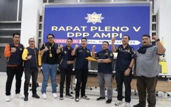 Jerry Sambuaga Dinonaktifkan dari Ketua Umum DPP AMPI  7 Jakarta – Dewan Pimpinan Pusat Angkatan Muda Pembaharuan Indonesia (DPP AMPI) melakukan revitalisasi kepengurusan dalam Rapat Pleno ke-V yang digelar 8 maret 2025 di aula graha DPP Partai Golkar. Salah satu keputusan penting dalam pleno tersebut adalah penonaktifan Jerry Sambuaga dari jabatannya sebagai Ketua Umum DPP AMPI karena dinilai melakukan pelanggaran berat terhadap Anggaran Dasar dan Anggaran Rumah Tangga (AD/ART) serta melanggar etika dan moral organisasi. Selain itu, pleno juga menerima surat pengunduran diri Plt. Sekretaris Jenderal Rizky Maulana dan mengangkat Hendra Paletteri sebagai Sekretaris Jenderal DPP AMPI secara definitif. Sementara itu, Rouli T. Octara Rajagukguk ditunjuk sebagai Bendahara Umum DPP AMPI yang baru. Sebagai bagian revitalisasi kepengurusan, DPP AMPI juga memasukan berbagai tokoh nasional sebagai Wakil ketua Umum yaitu Arief Rosyid Hasan, mantan ketua Umum PB HMI dan juga komandan TKN Fanta Prabowo-Gibran, Ali Ghiffar ketua Umum Fokusmaker, Gamal Bahri ketua umum Hima Kosgoro 1957 dan Ade Ghadafi Ketua Umum Angkatan Muda Satkar Ulama Indonesia. Dalam keputusan tersebut, DPP AMPI juga menugaskan para pengurus yang baru diangkat untuk segera menyelenggarakan Musyawarah Nasional (Munas) selambat-lambatnya dalam tiga bulan ke depan. Munas ini bertujuan untuk menata kembali kepemimpinan organisasi serta menyusun program kerja yang lebih progresif.