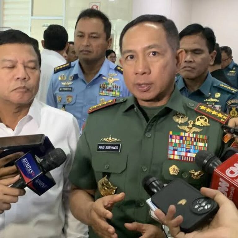 Panglima TNI Didesak Turun Tangan Soal Dugaan Oknum TNI Bekingi Tambang Ilegal di Bukit Siayo 15 Panglima TNI Didesak Turun Tangan Soal Dugaan Oknum TNI Bekingi Tambang Ilegal di Bukit Siayo